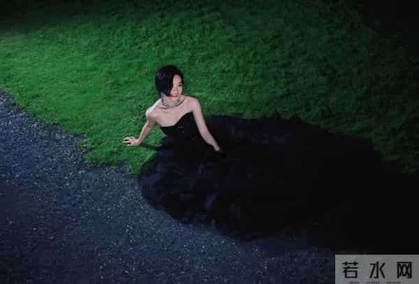 倪妮金鸡奖闭幕黑天鹅造型