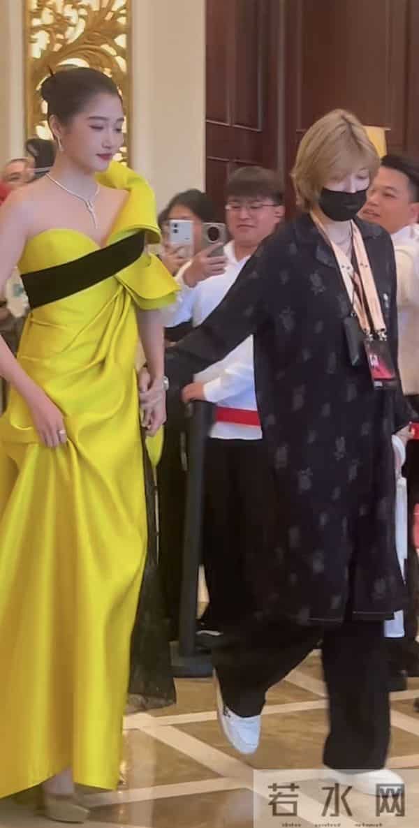 关晓彤金鸡奖红毯造型,优越的头身比,优雅贵气把这身驾驭得太好