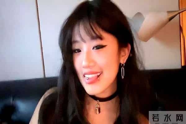 贾静雯大女儿近照，梧桐妹穿比基尼秀身材，耳后侧腰纹身超抢镜