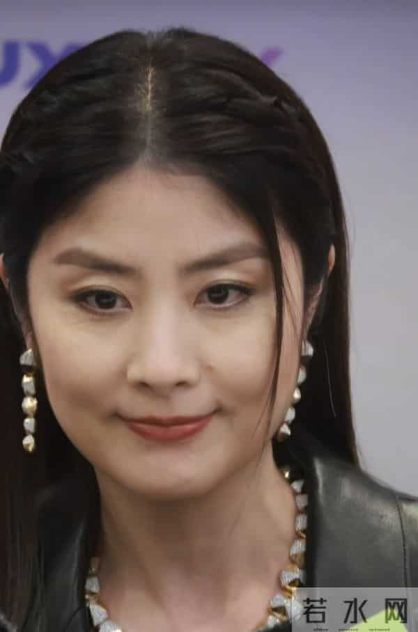 53岁陈慧琳年轻如少女，状态不减反增，一身黑色皮衣唱跳俱佳