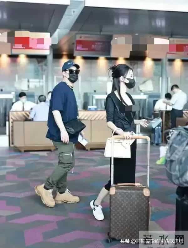 潘玮柏终于大秀老婆,戴大金链走机场,老婆穿紧身裙比女明星辣眼