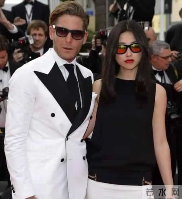 人老珠黄?41岁朱珠现身机场,白发明显皱纹也多,断崖衰老不敢认