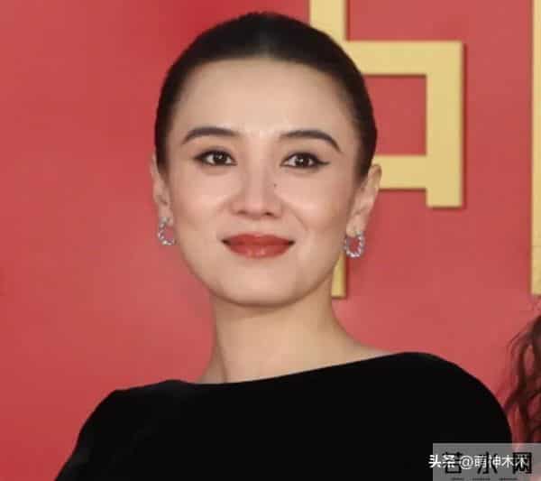 金鸡奖红毯生图来了！倪妮珠宝抢镜，关晓彤背厚，辛芷蕾礼服过季