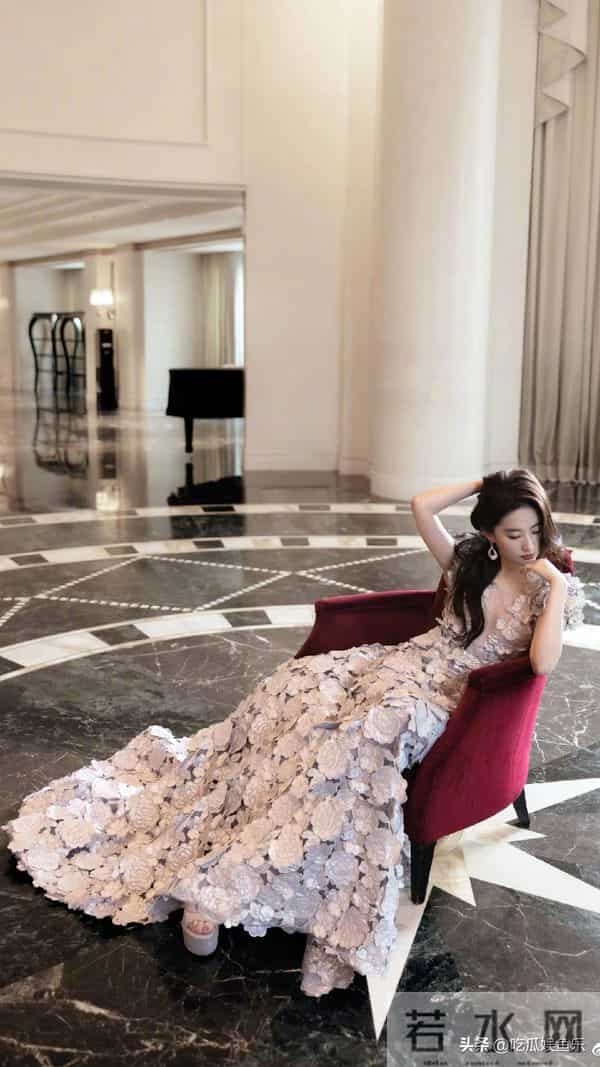 38岁刘亦菲花缀裙裾眼藏清光,把温柔和贵气都穿在身上