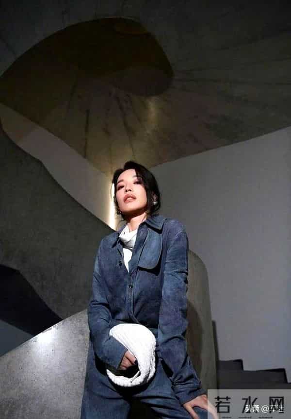 49岁舒淇真的太会穿了,灰色工装,别有一番风味