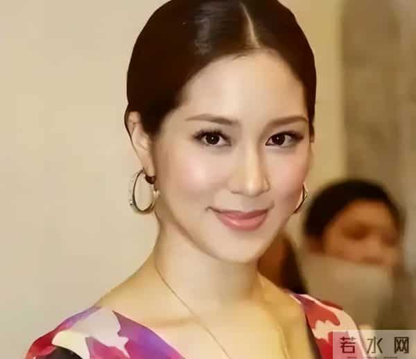 她14岁就长得“倾国倾城”，被富豪花7亿娶回家，8年生下4个娃