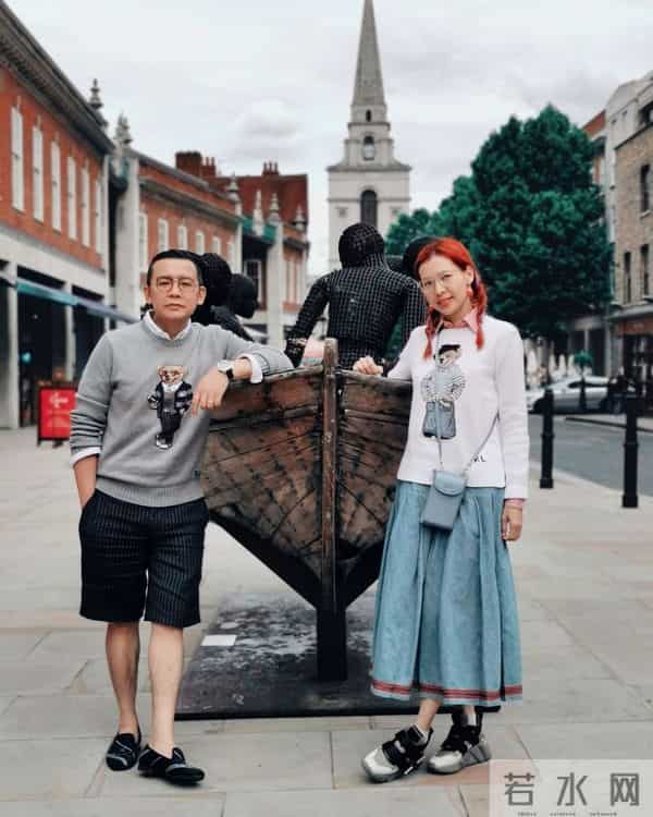 雷颂德夫妇同框放闪,移民英国生活富足惬意,模特太太被赞不见老