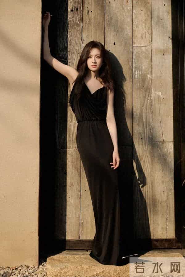 李兰迪穿纯黑吊带裙靠木墙:这 “易碎感贵气”,才是内娱新颜值杀