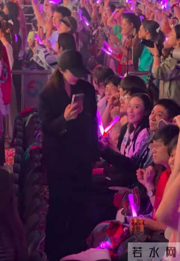 董璇夫妇看大张伟演唱会，张维伊困到不停打哈欠，不忘护着老婆