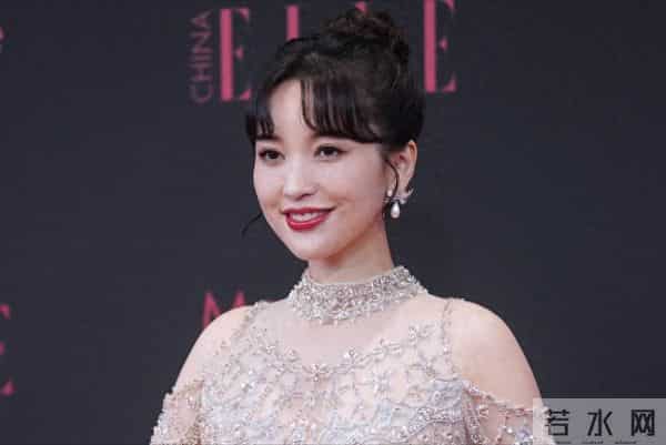 42岁金莎晒“私房照”,穿卡通睡衣甜又嫩,小17岁男友住千万豪宅