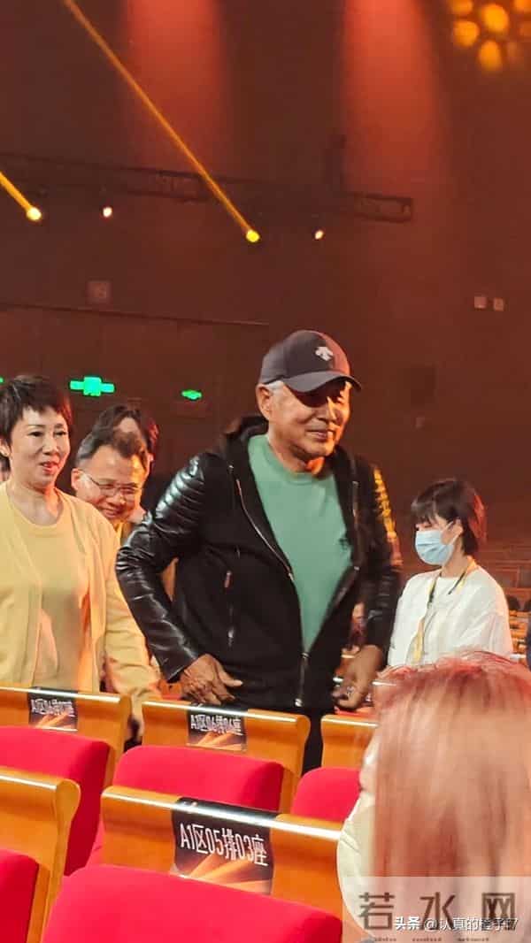 70岁陈道明现身电影节，两鬓斑白戴着棒球帽，穿搭风格酷状态不错