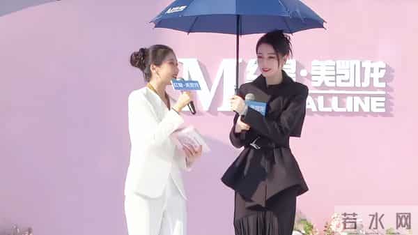 迪丽热巴现身南京!脖子前倾严重依旧在咳嗽,给主持人打伞好暖心