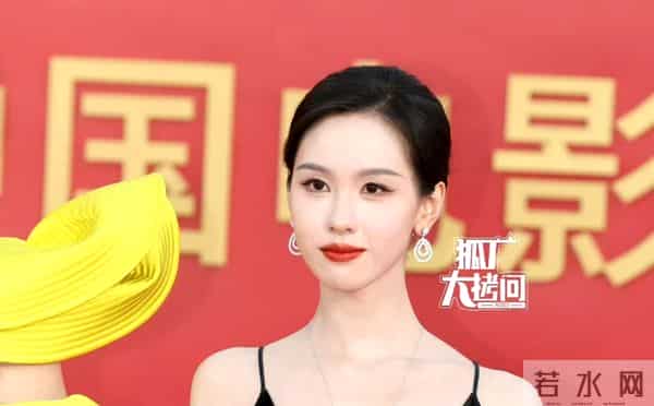 精修图VS生图:关晓彤膀大腰圆,倪妮老气了不少,辛芷蕾选错裙子