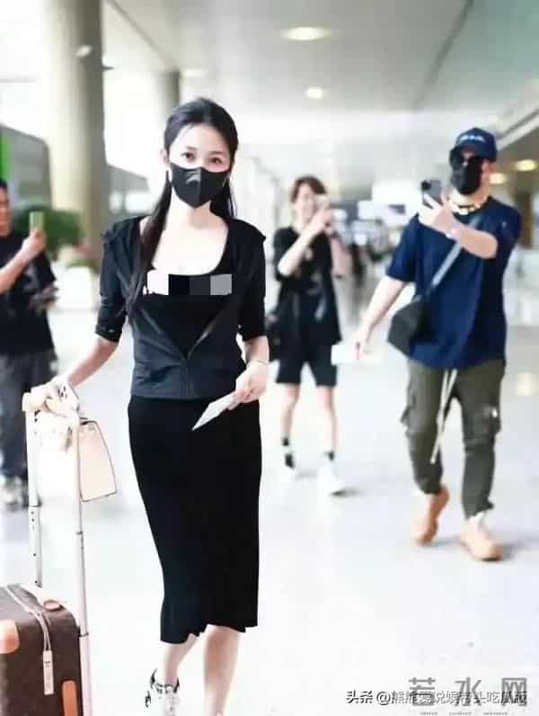 潘玮柏终于大秀老婆,戴大金链走机场,老婆穿紧身裙比女明星辣眼