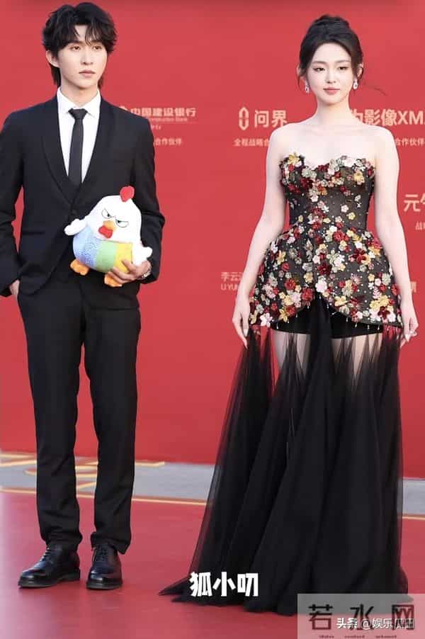 李柯以亮相金鸡奖红毯 抹胸短裙搭黑纱 个高腿长 气质颜值不输女明星