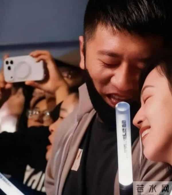 演唱会一幕惹祸，张雪峰被骂半个月，本人紧急回应！