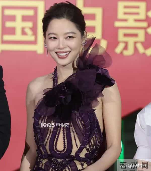 金鸡奖红毯生图来了！倪妮珠宝抢镜，关晓彤背厚，辛芷蕾礼服过季