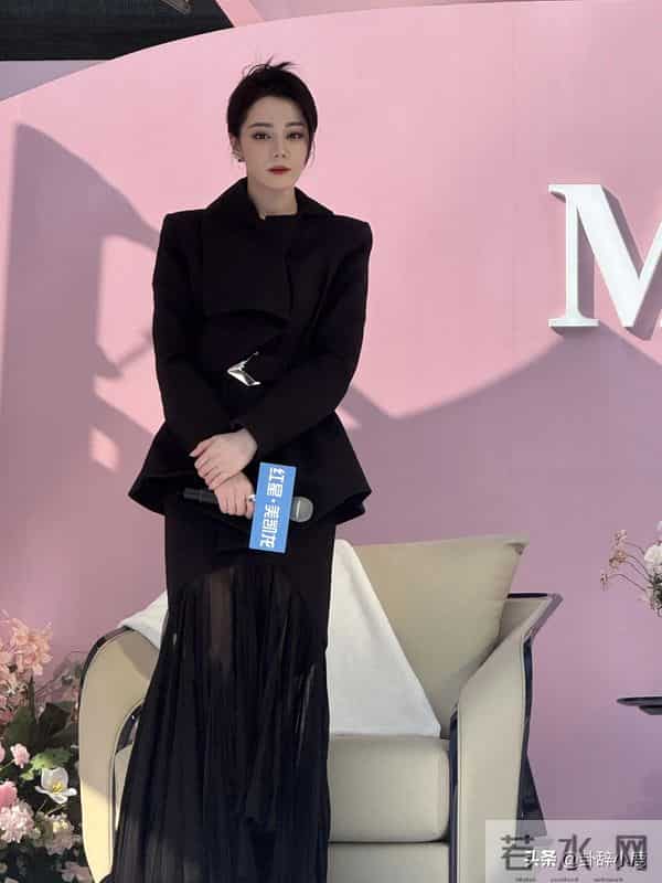 迪丽热巴空降南京活动,这状造绝了 好精致 美得惊为天人 不愧是顶流