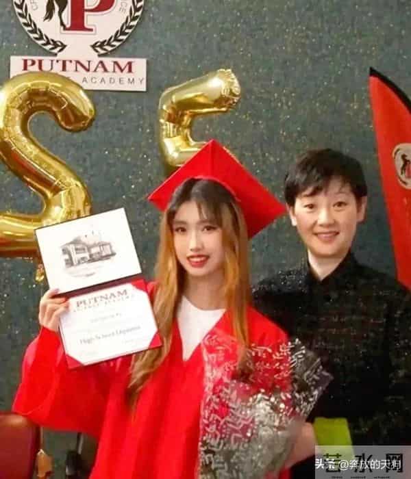 徐帆赴美参加养女徐朵的高中毕业典礼,徐朵蜕变惊艳全场!