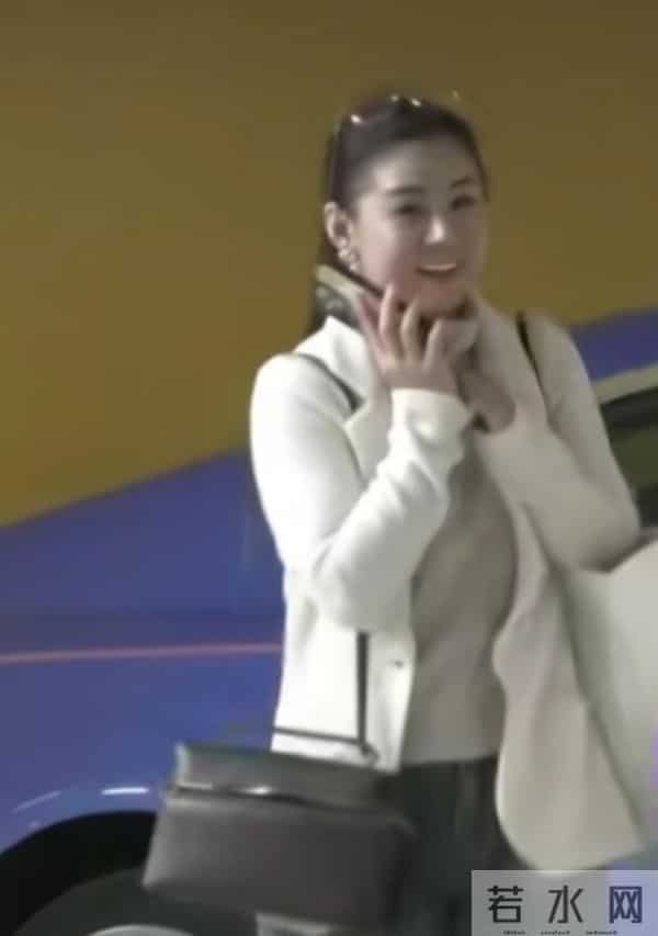 李小萌逛街喝咖啡，40岁皮肤很水灵，本人发的照片与生图有差距