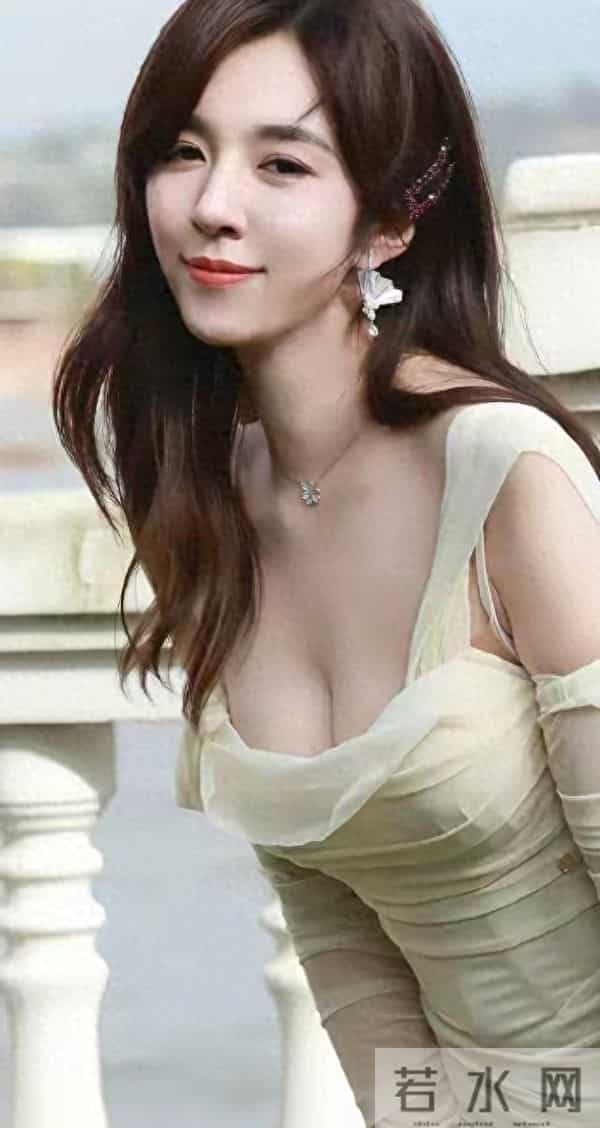 王晓晨身材前凸后翘,大白兔饱满,笑容可爱,超级吸引人,超爱了