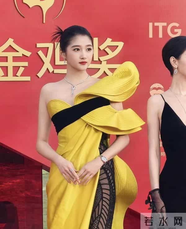 厦门这一夜,美艳四射的辛芷蕾和倪妮,败给了全&39;裹&39;出镜的宁静