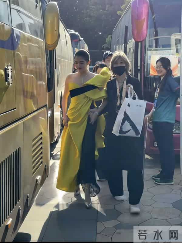 关晓彤金鸡奖红毯造型,优越的头身比,优雅贵气把这身驾驭得太好