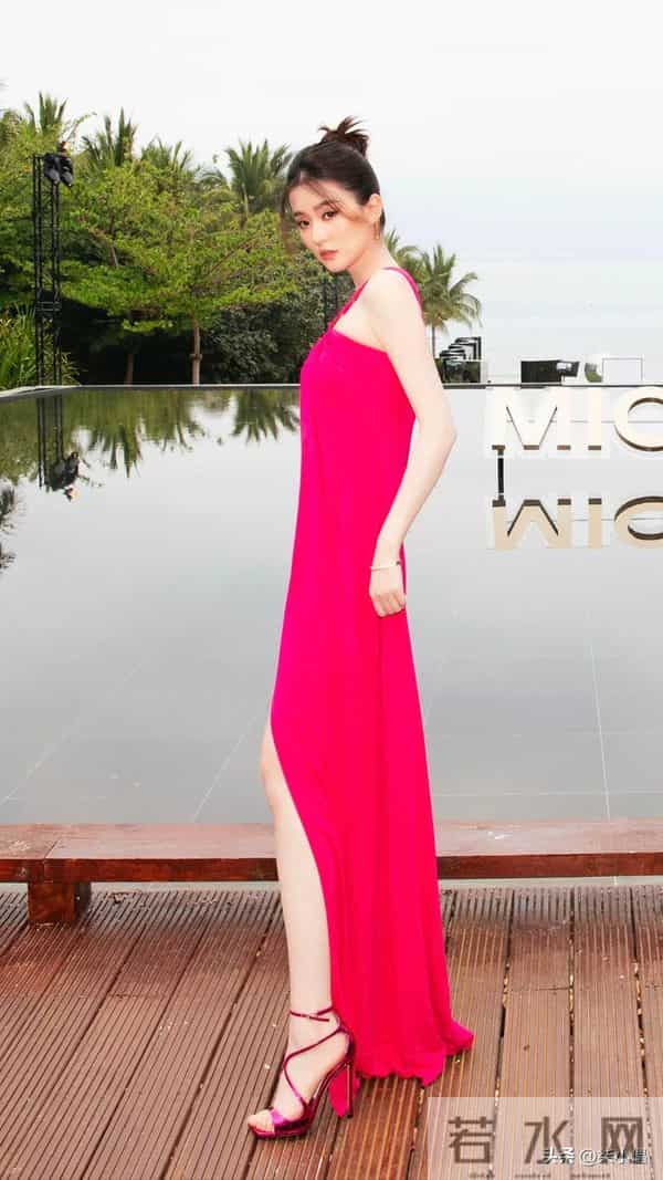 乔欣｜精致的妆容，修长的美腿，可真是诱人