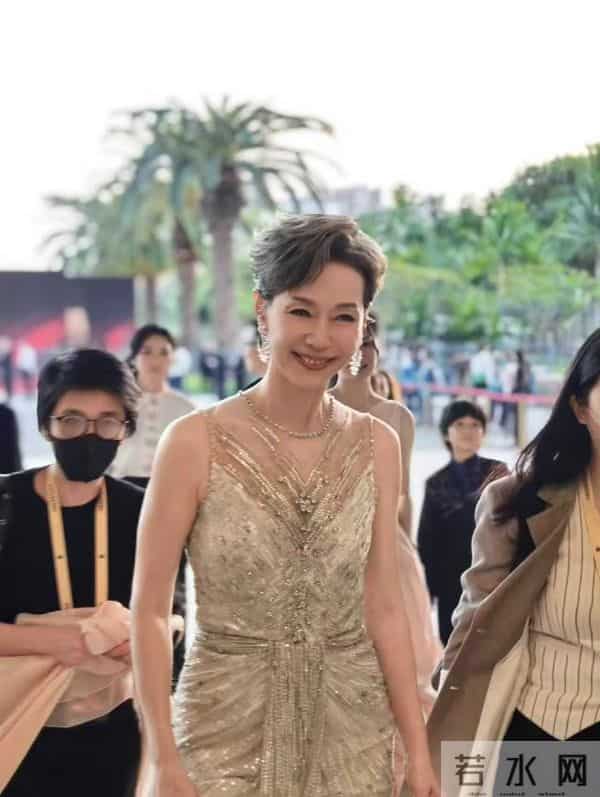 62岁叶童状态好优雅!穿银色亮钻裙亮相金鸡奖红毯,还脚踩恨天高