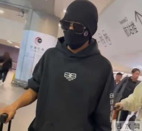 王宝强机场生图帅出新高度，最后受益的却是王一博