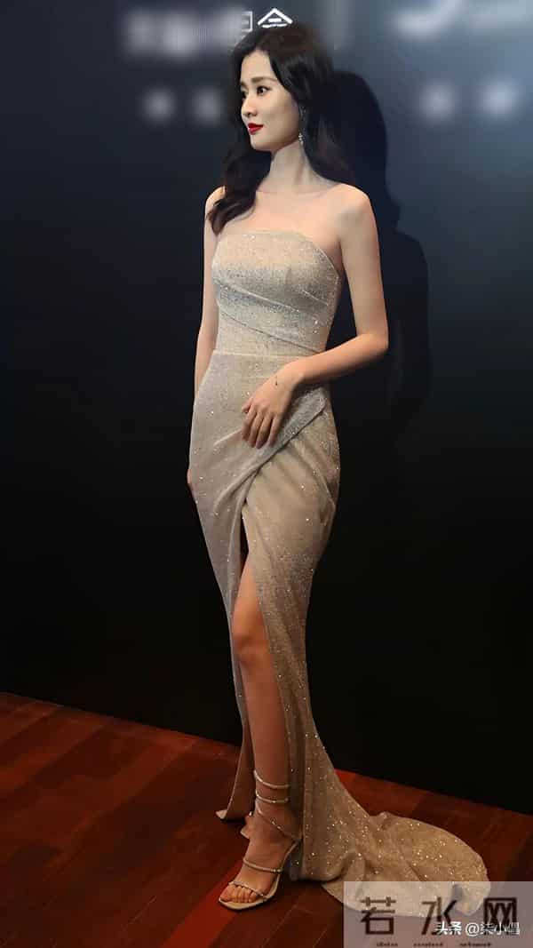 乔欣｜精致的妆容，修长的美腿，可真是诱人