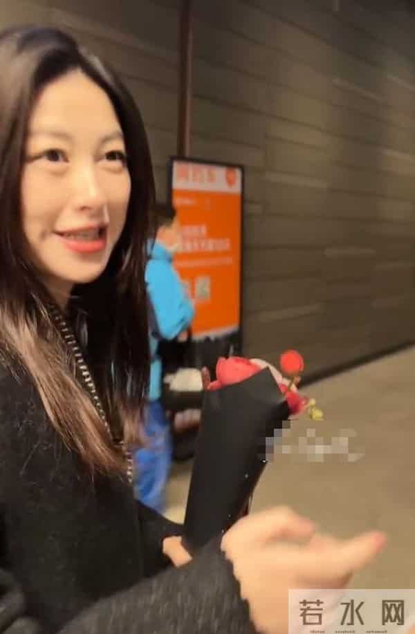 人老珠黄?41岁朱珠现身机场,白发明显皱纹也多,断崖衰老不敢认