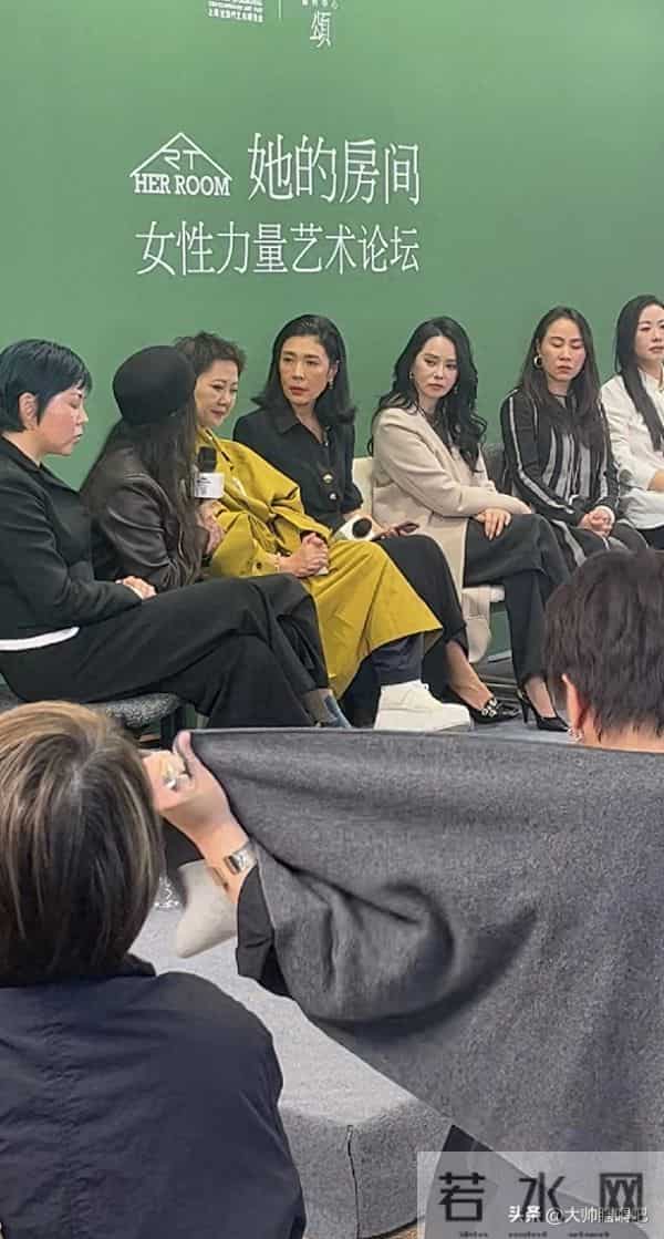 57岁伊能静无滤镜亮相，颈纹、法令纹显年龄，冻龄神话是否该破？