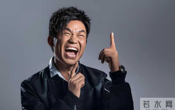 王宝强机场生图帅出新高度，最后受益的却是王一博