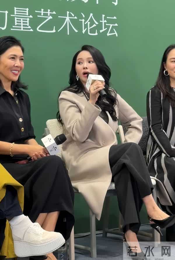 面相变了!伊能静现身艺术论坛皮松肉垮,穿奶奶裤难掩疲态显老态