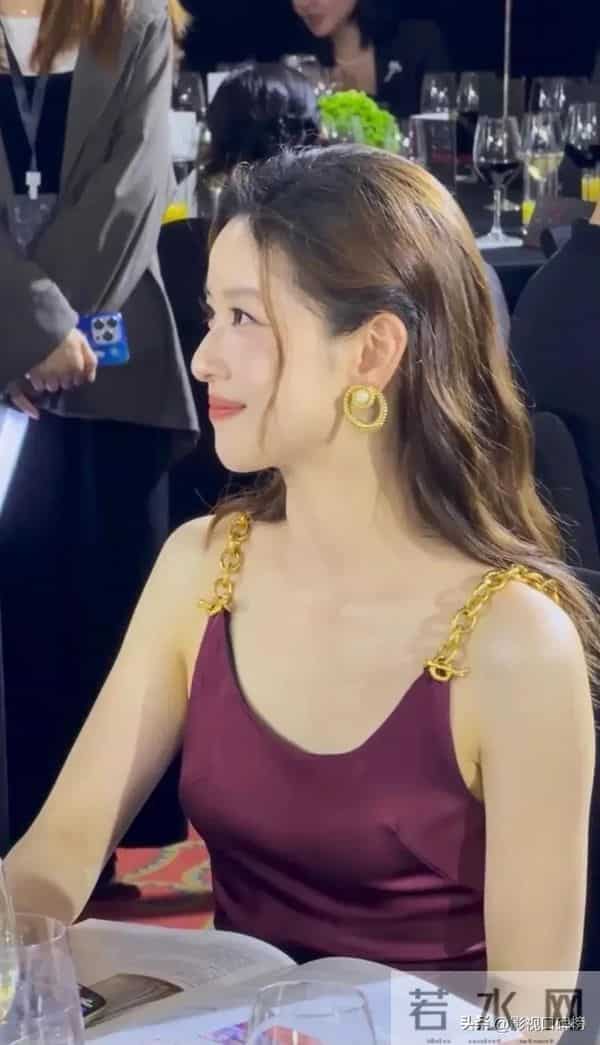 出席艺术晚宴,章泽天穿洒红色裙显成熟,朱珠穿中式外套沉稳大气