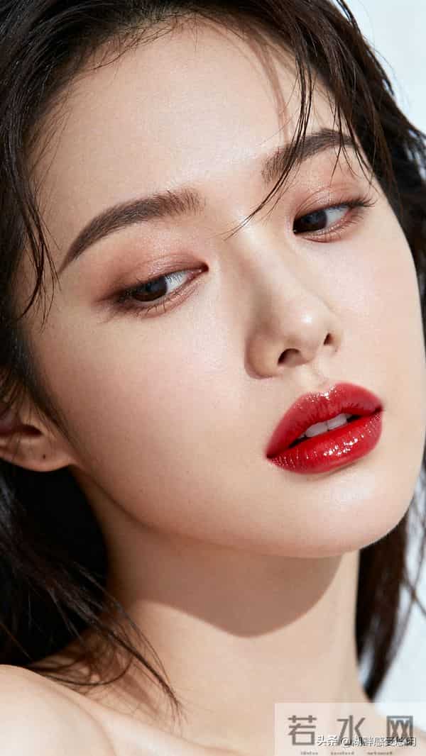 碎发+侧头慵懒感,红唇才是点睛之笔
