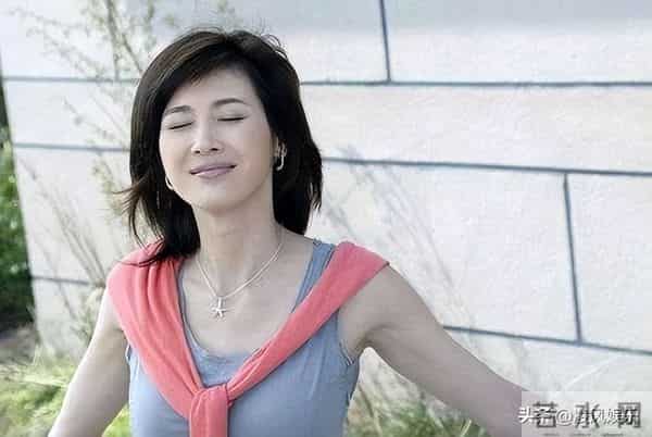 为了嫁50亿富豪，狠心抛弃同居5年的周一围，现今她却活成了笑话