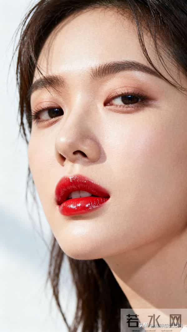 碎发+侧头慵懒感,红唇才是点睛之笔