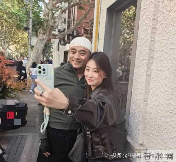 49岁陈龙在上海骑车出行，他的打扮一言难尽，身材胖了不少