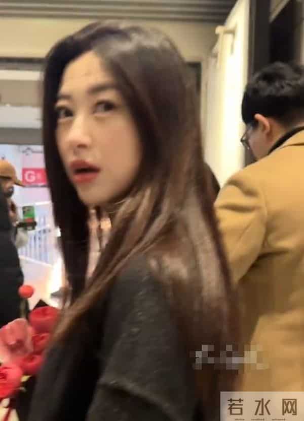 人老珠黄?41岁朱珠现身机场,白发明显皱纹也多,断崖衰老不敢认