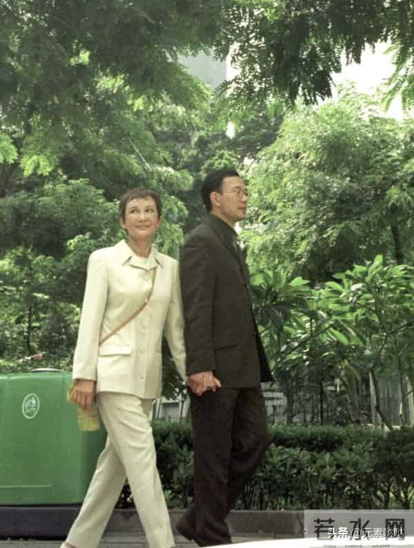 81岁白韵琴在江门旅游，与小15岁丈夫依偎像母子，谢伟俊感慨颇深