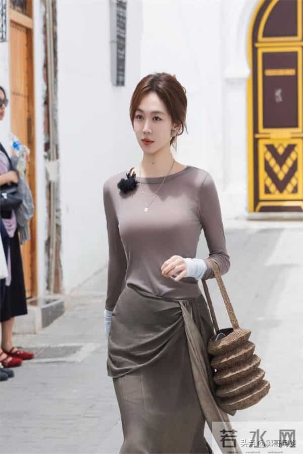 这件姜妍撞色套装也太绝了吧！将好身材展现的淋漓尽致！