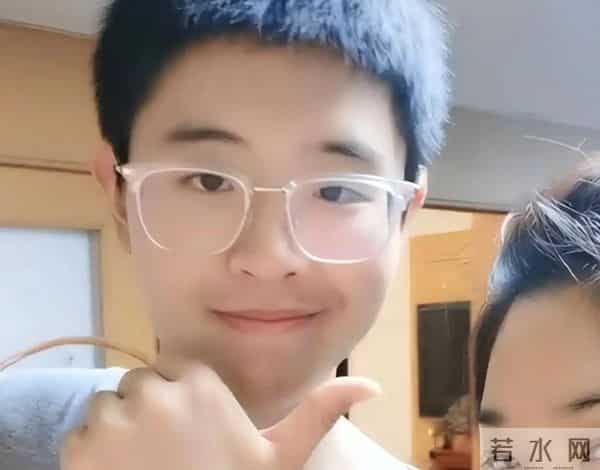 51岁主持人方琼:嫁给电视台领导,21岁儿子不仅长得像她还是学霸