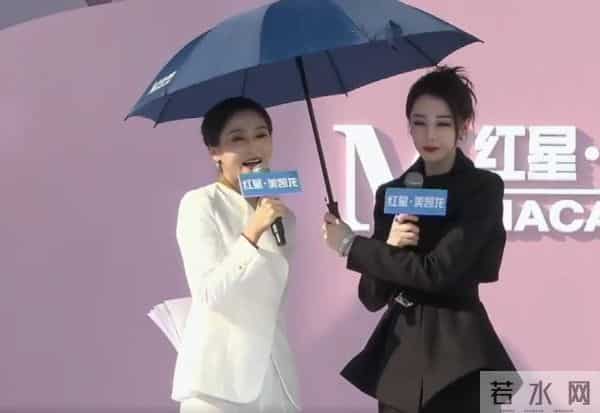 迪丽热巴现身南京!脖子前倾严重依旧在咳嗽,给主持人打伞好暖心