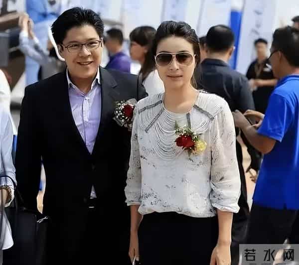 郭晶晶霍启刚全运会合体撒糖！总裁变迷弟狂拍老婆，网友：甜到齁