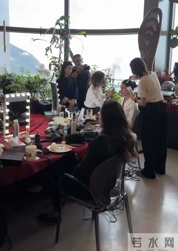 利孝和夫人外孙女大婚,豪门婚宴尽显气派,父亲送嫁献唱场面温馨