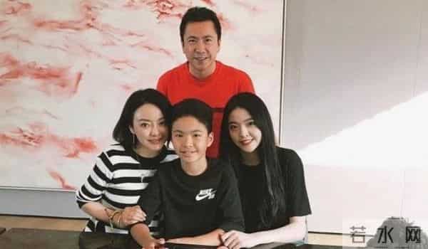 900亿身价蒸发！王中磊携妻子搬出庄园住别墅，妻子被迫接受降级