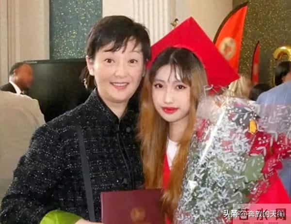 徐帆赴美参加养女徐朵的高中毕业典礼,徐朵蜕变惊艳全场!