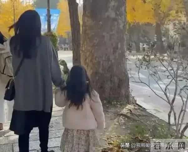 崔智友晒五岁女儿照片，波浪卷发配碎花裙超萌，母女互动好温馨